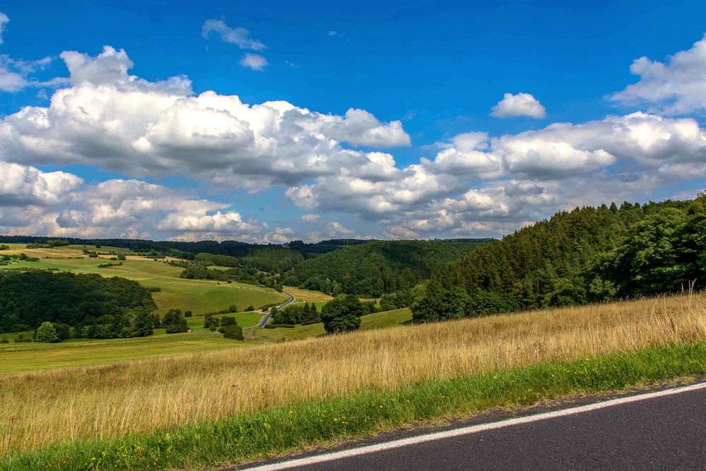 Die Eifel unter blau weißem Himmel