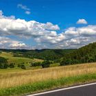 Die Eifel unter blau weißem Himmel