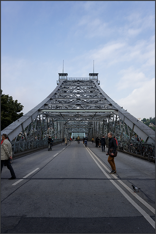 Die Eiffelbrücke dem Dresdner Fußvolk