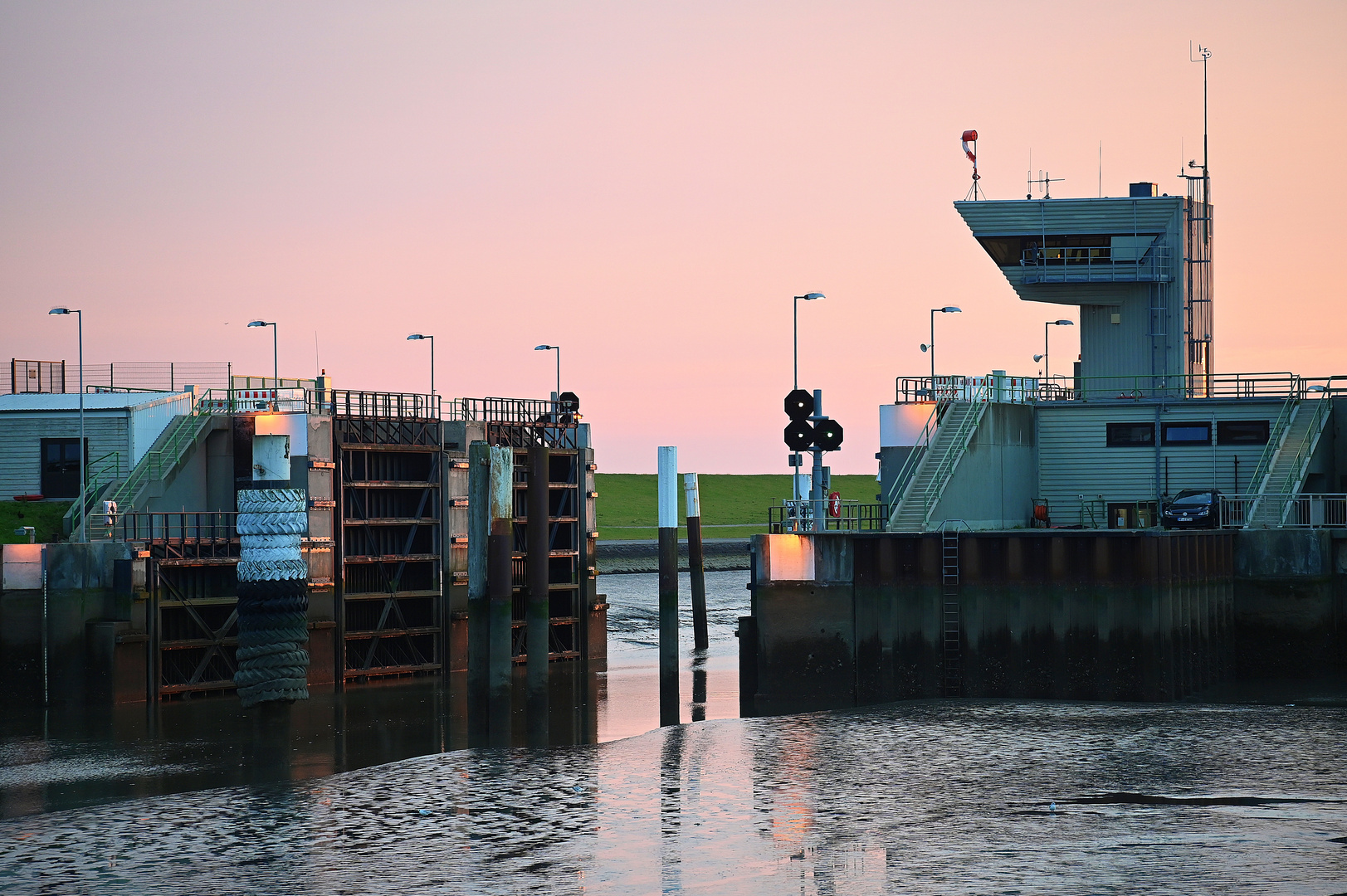 Die Einfahrt in den Husumer Hafen bei Niedrigwasser