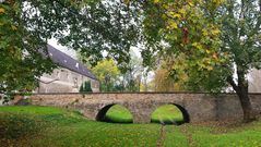 DIE EINFAHRT INS SCHLOSS ROHRAU - NIEDERÖSTERREICH