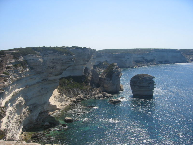 die Einfahrt zum Hafen von Bonifacio(Korsika)