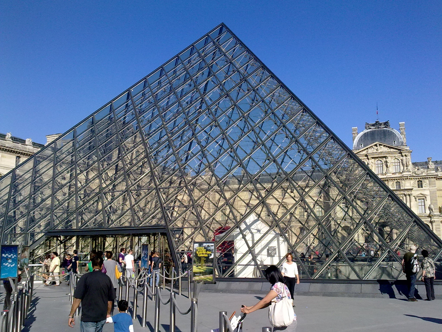 Die Eingangspyramide am Louvre