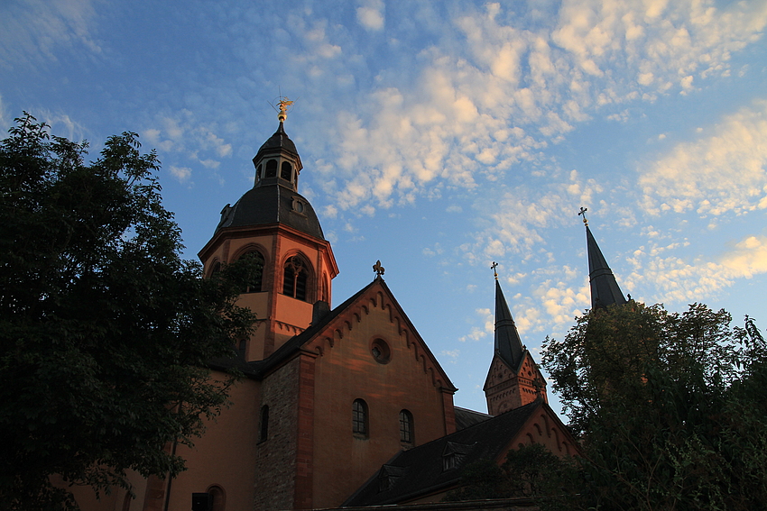 Die Einhardbasilika im Abendlicht