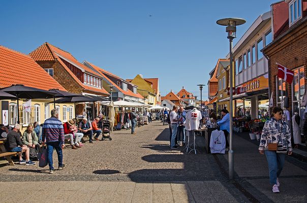Die Einkaufsstraße ...
