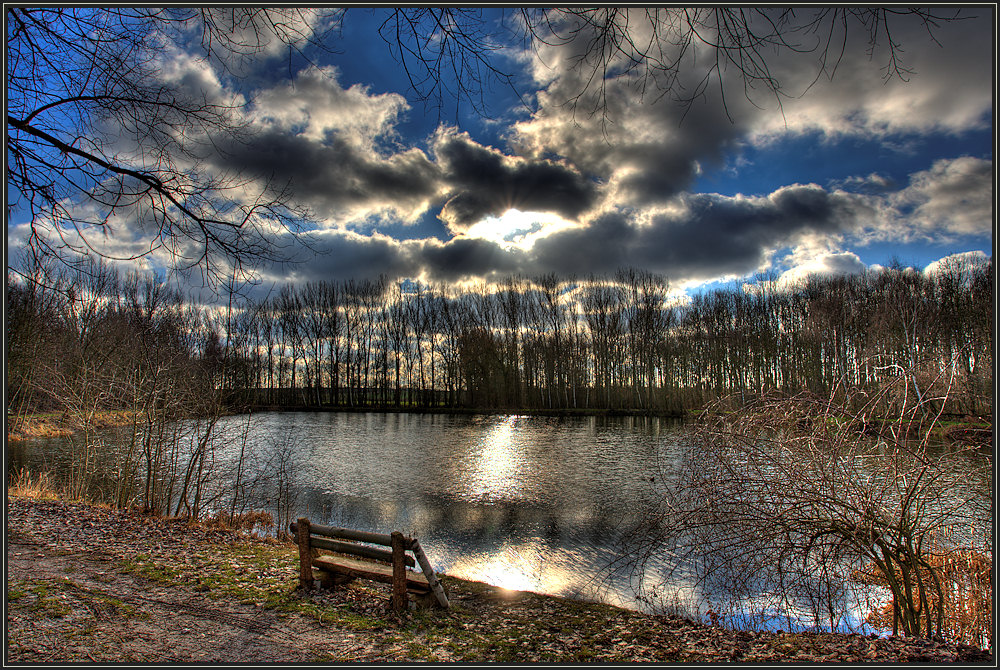 ... Die einsame Bank und die Wolken ...