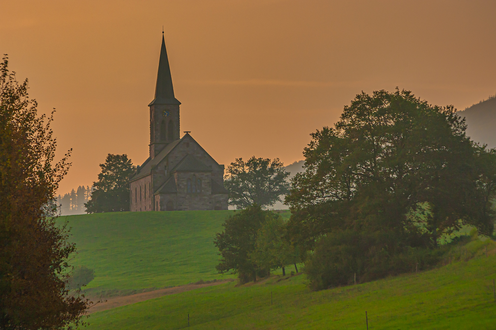 Die einsame Kirche im Nebel.