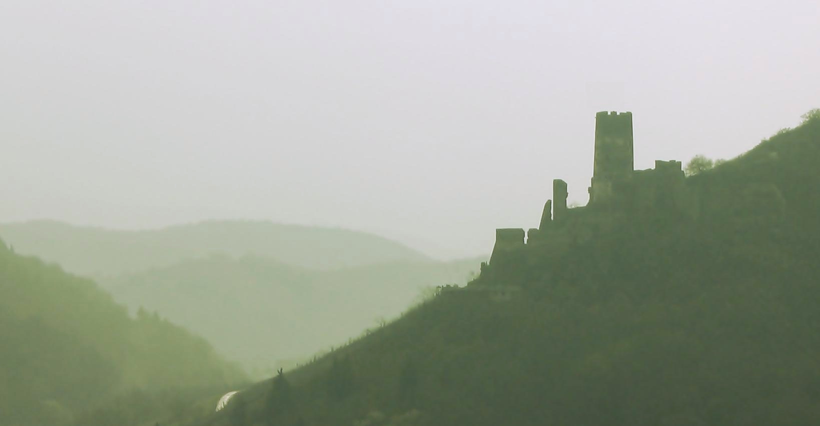 Die einsame Straße zur Burg / Niederheimbach