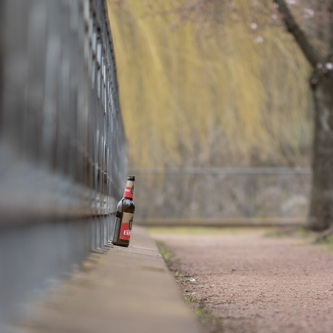 Die Einsamkeit der Flasche nach dem letzten Schluck