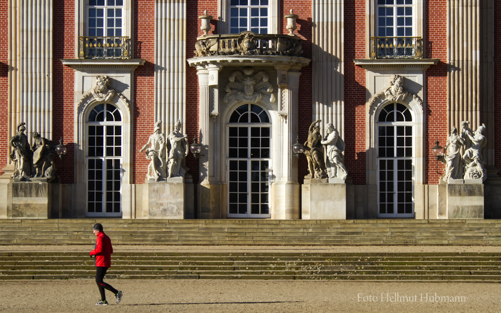 DIE EINSAMKEIT DES LANGSTRECKENLÄUFERS IN ROT VOR DEM NEUEN PALAIS