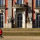 DIE EINSAMKEIT DES LANGSTRECKENLÄUFERS IN ROT VOR DEM NEUEN PALAIS