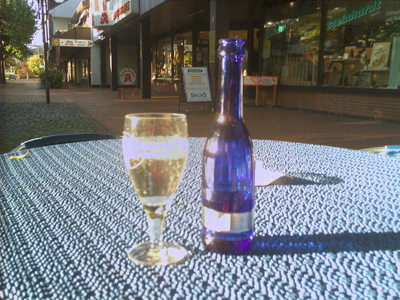 Die Einsamkeit einer Flasche mit Glas.Anmutig.