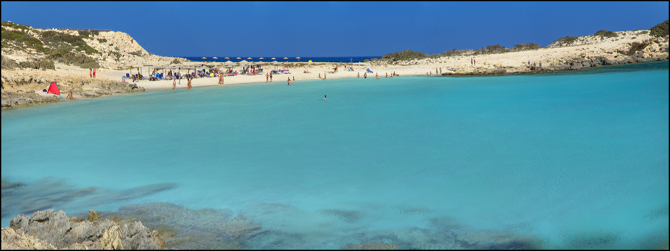 die einzigartige wasserfarbe am diakoftis strand (karpathos)