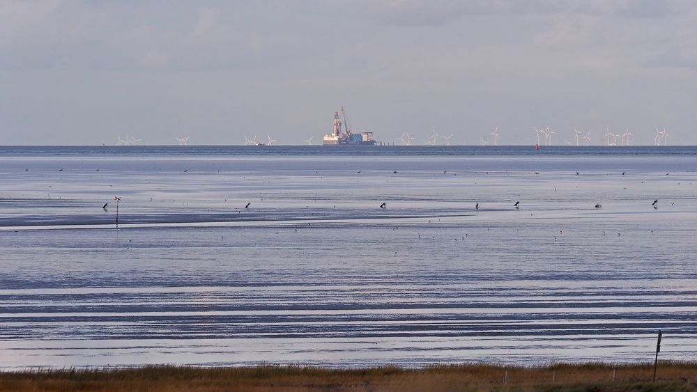 Die einzigste deutsche offshore Ölbohrplattform "Mittelplate" in der Nordsee ...
