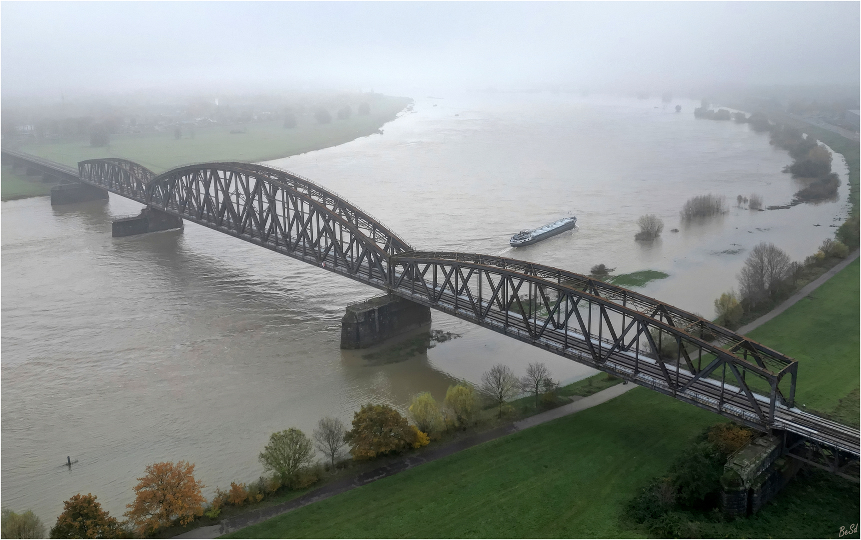 Die Eisenbahnbrücke Haus-Knipp....