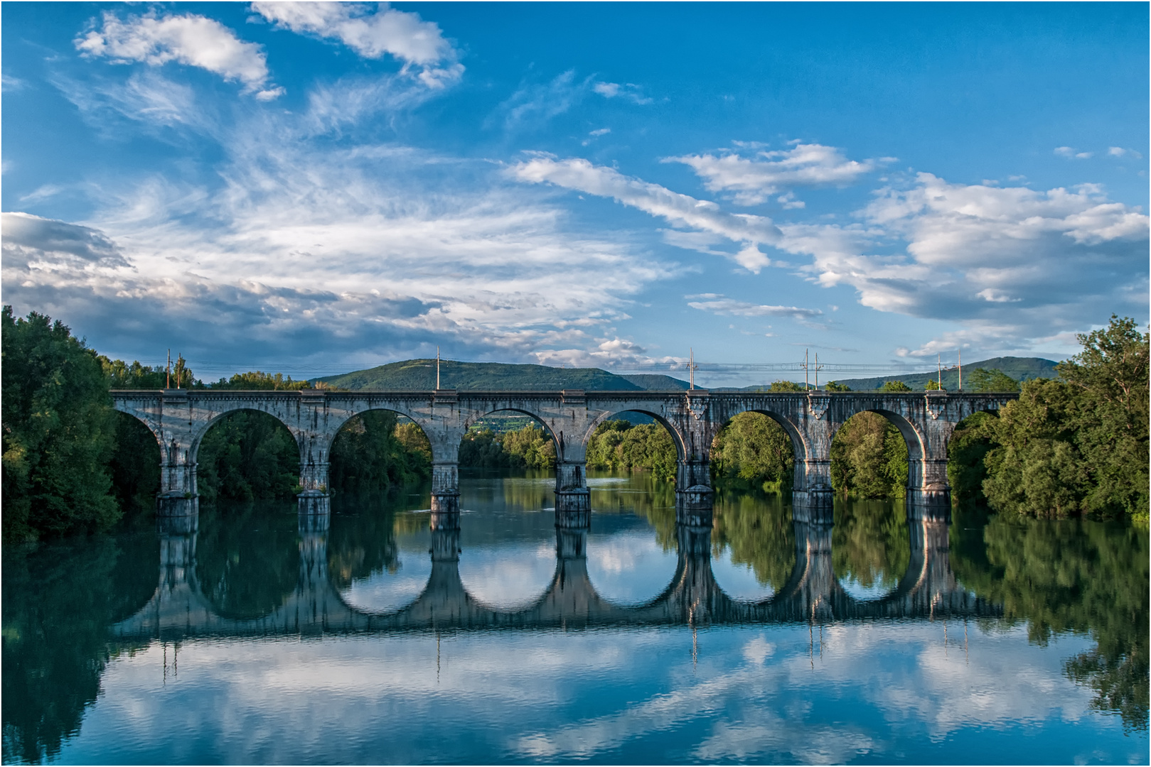 Die Eisenbahnbrücke im Spiegel