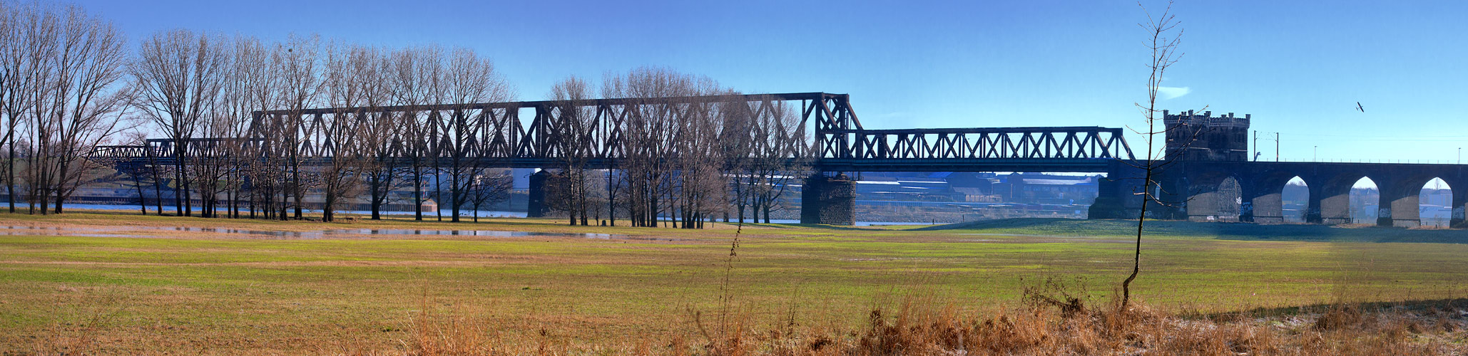 Die Eisenbahnbrücke in Duisburg