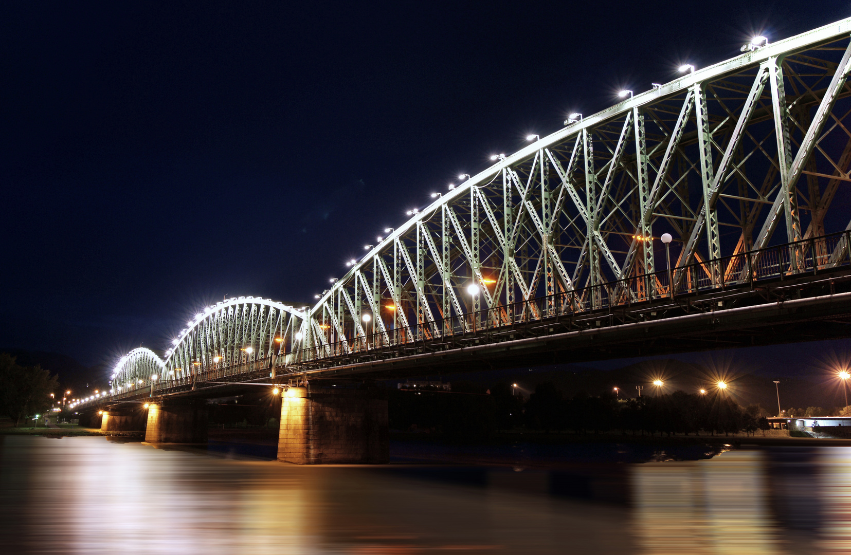 Die Eisenbahnbrücke in Linz