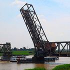 Die Eisenbahnbrücke in Weener öffnet sich für ein Schiff