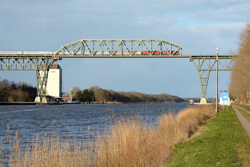 Die Eisenbahnbrücke über den Nordostseekanal bei Hochdonn