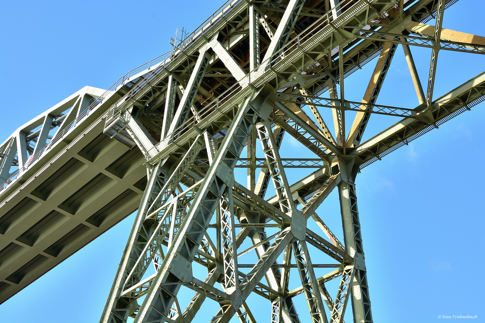 Die Eisenbahnbrücke über den Nordostseekanal bei Hochdonn