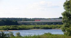 die Eisenbahnbrücke über der Elbe