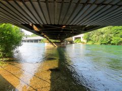 Die Eisenbahnbrücke über der Reuss ...