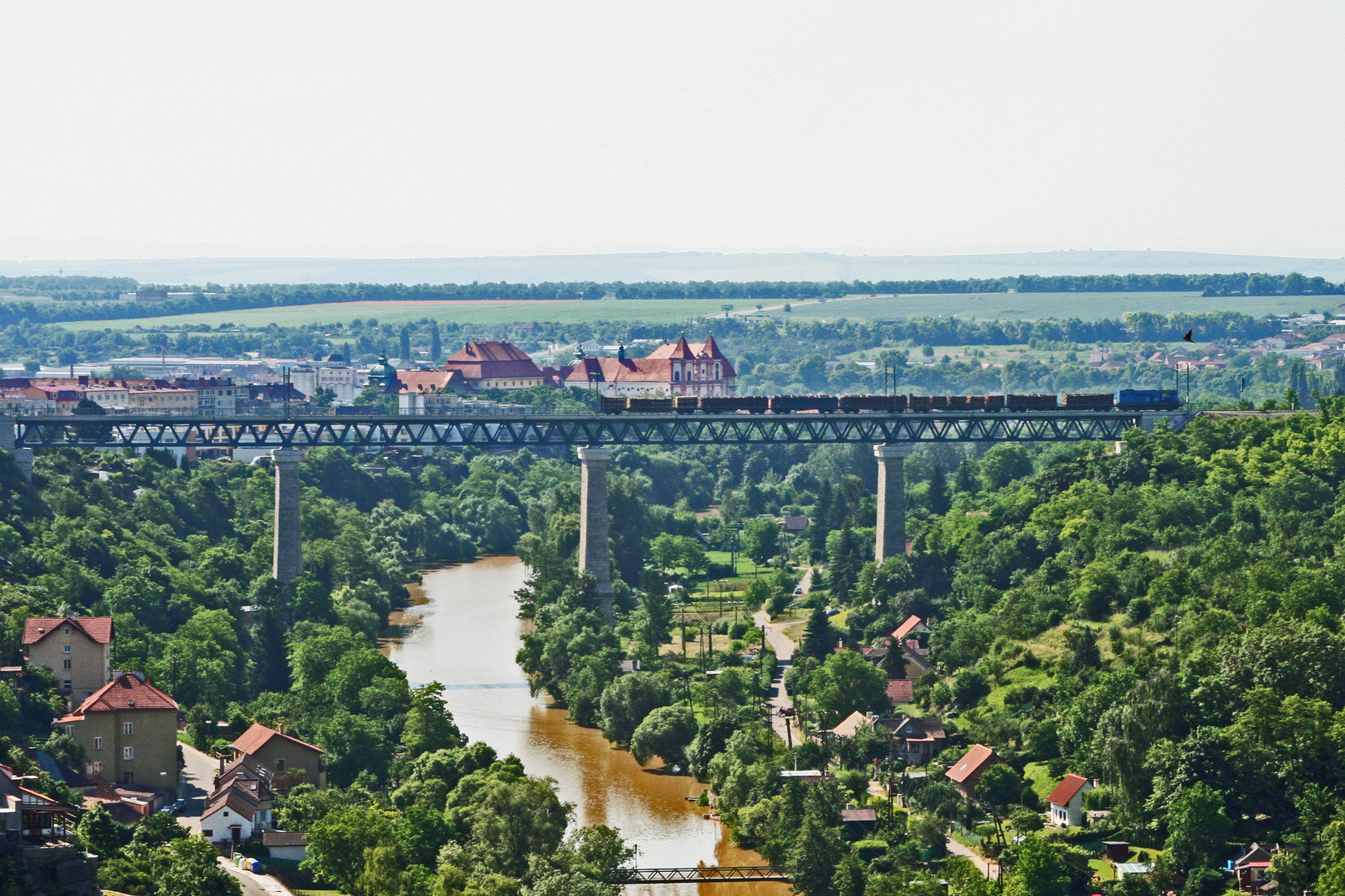 Die Eisenbahnbrücke von Znoymo / Mähren