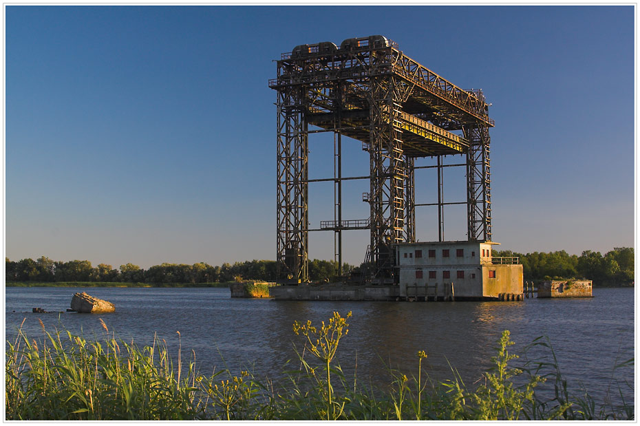 Die Eisenbahnhubbrücke bei Karnin..