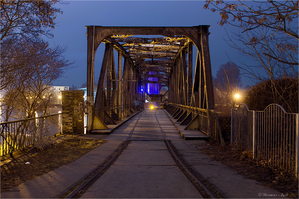 Die Eisenbahnhubbrücke von Magdeburg...