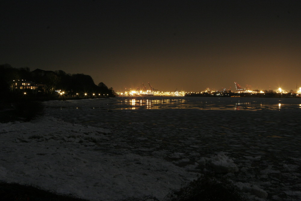 Die eisige Elbe bei Teufelsbrück