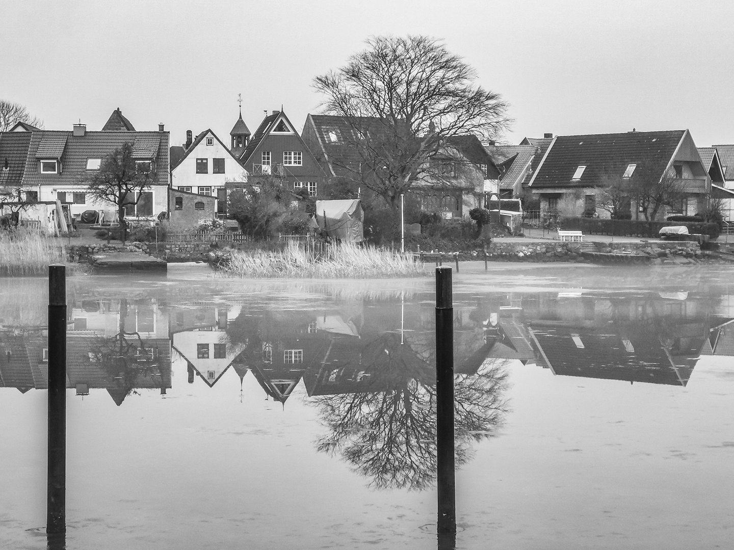 Die Eisschicht schmilzt auf der Schlei. 