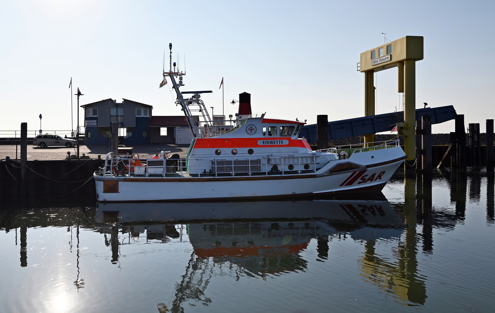 Die EISWETTE hält Wache im Hafen von Strucklahnungshörn 