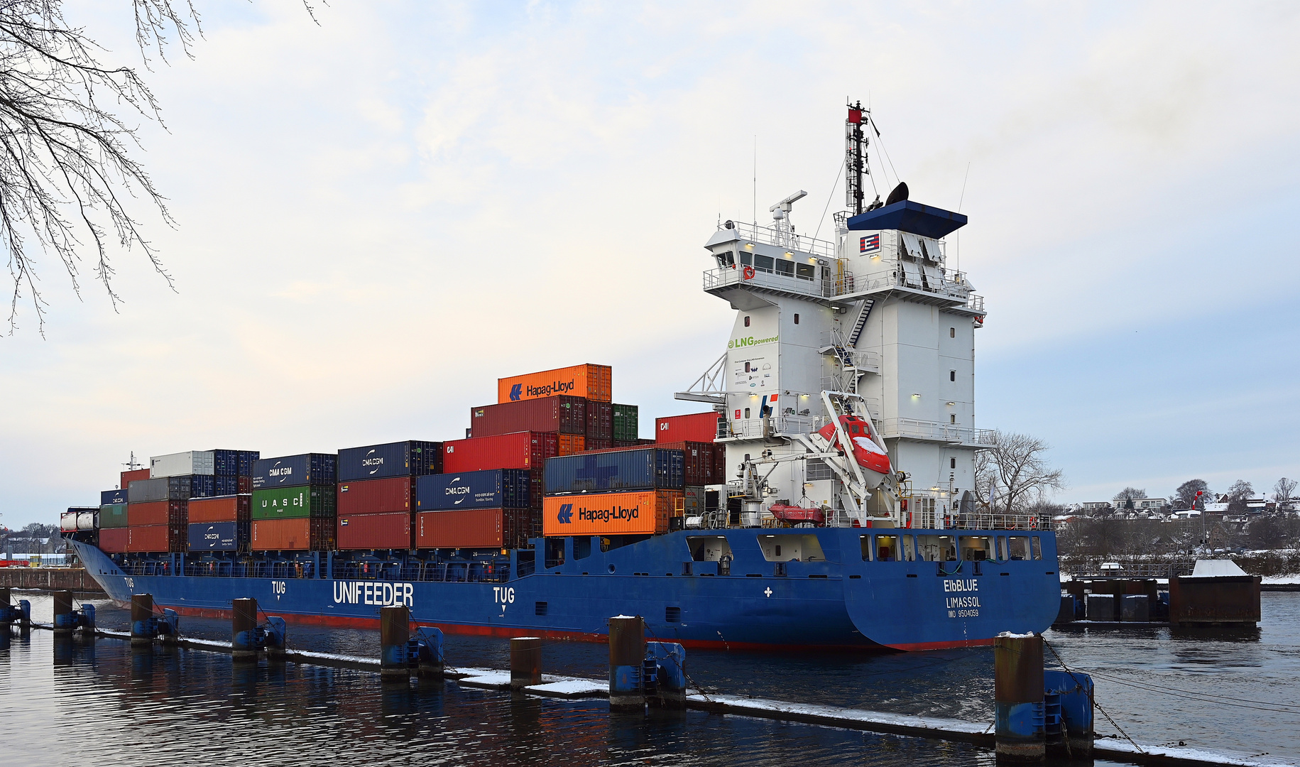 Die  ELBBLUE vor der Schleuse Kiel Holtenau