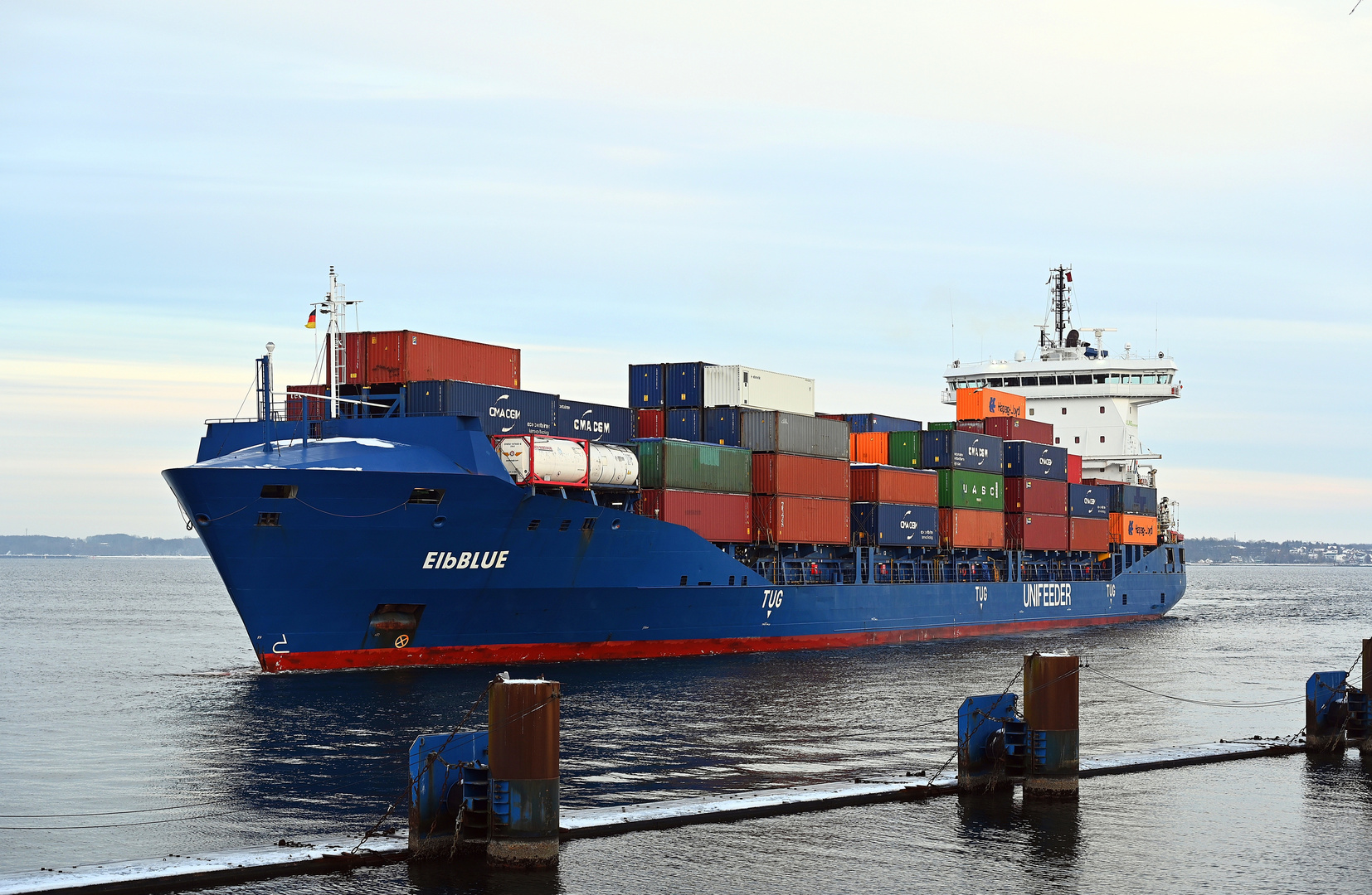 Die  ELBBLUE vor der Schleuse Kiel Holtenau