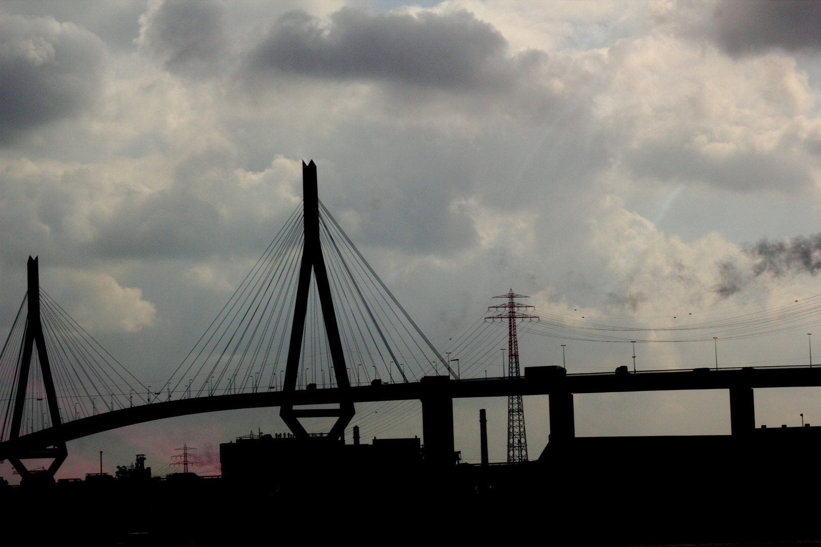 Die Elbbrücke am Hamburger Hafen..