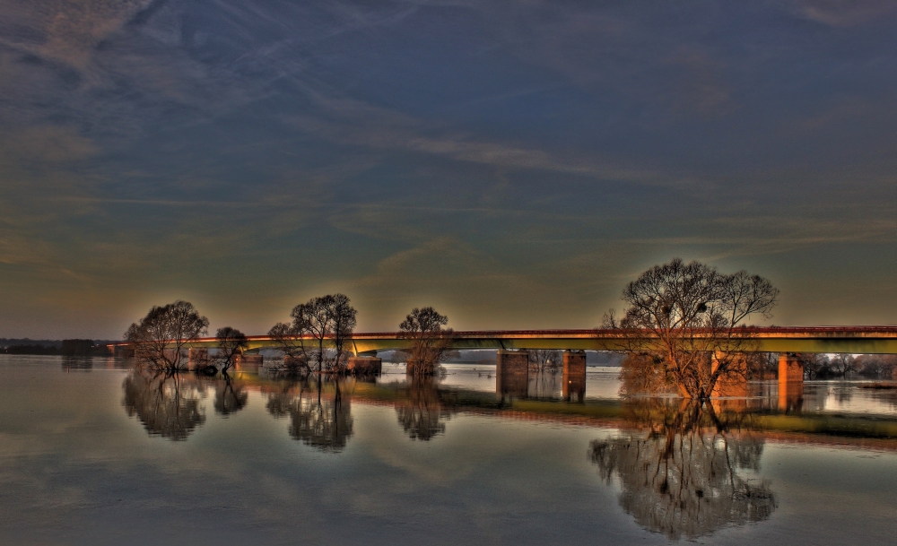 Die Elbbrücke Vockerode bei Dessau - Über diese führt die BAB 9  (HDR - Versuch)