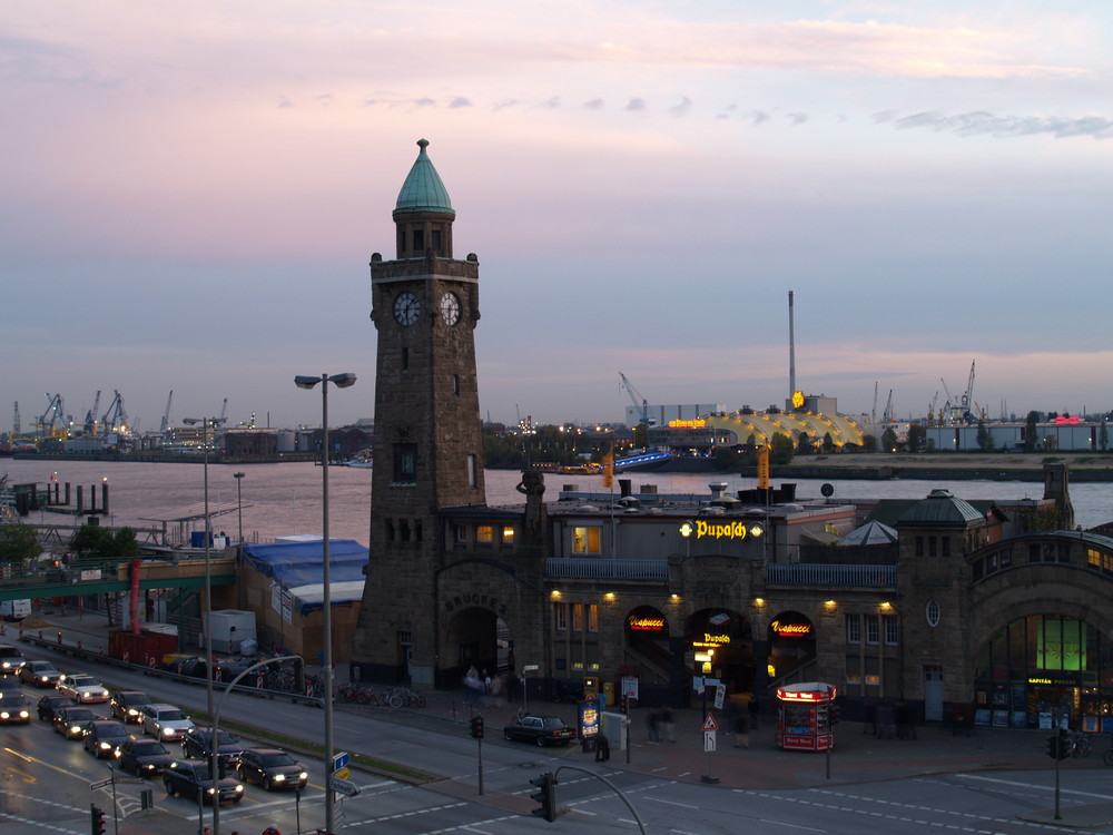 Die Elbbrücken am Abend