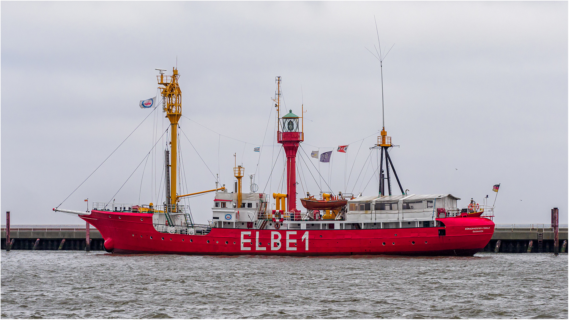 Die ELBE 1 im Hafen von Cuxhaven.....