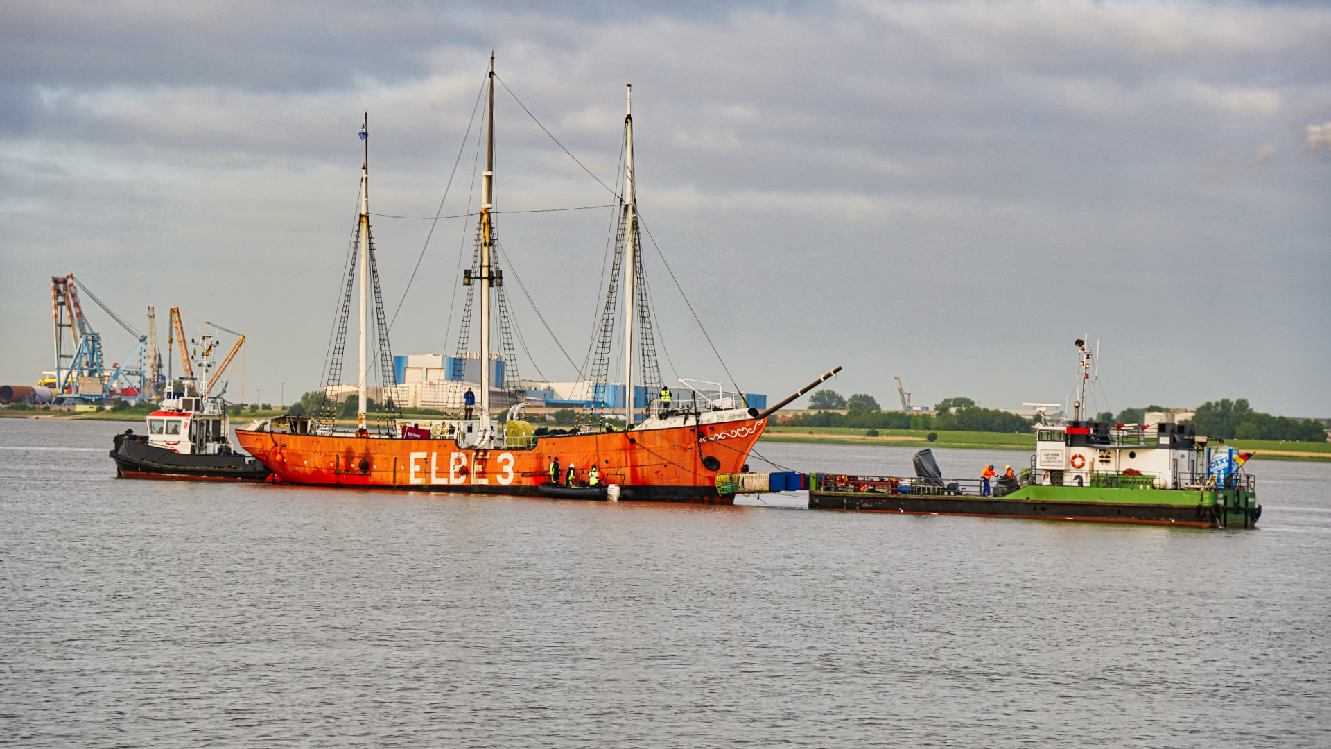 die "ELBE 3" ein Feuerschiff auf dem Weg zur Werft