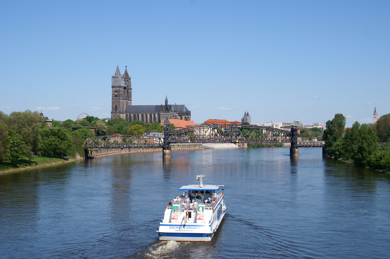 Die Elbe am Dom zu Magdeburg