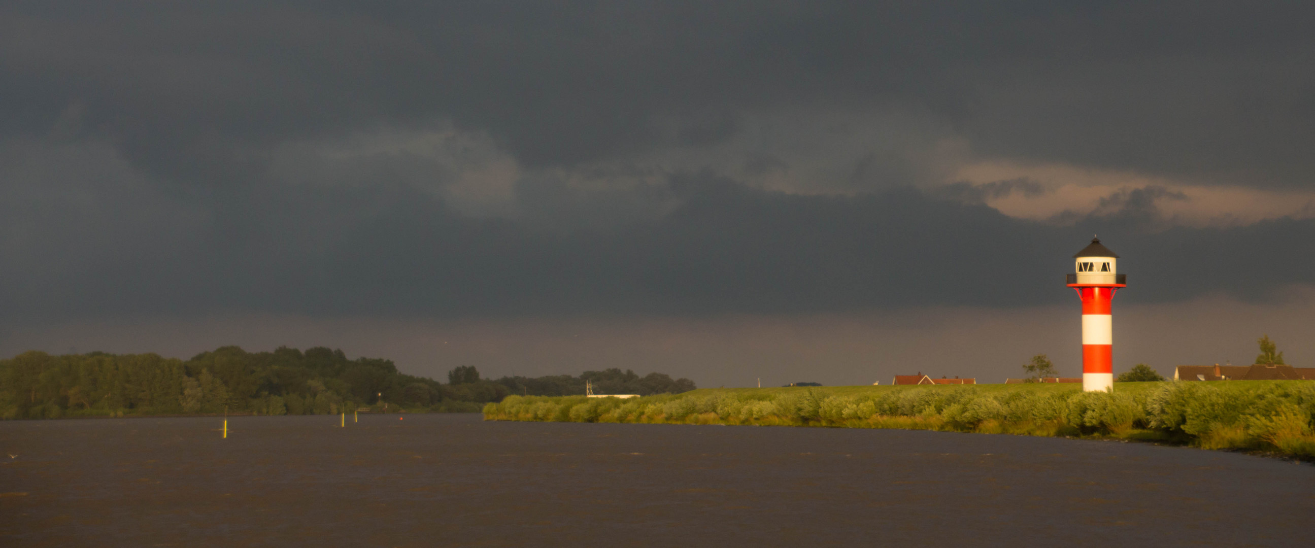 Die Elbe auf dem Weg durch das Alte Land