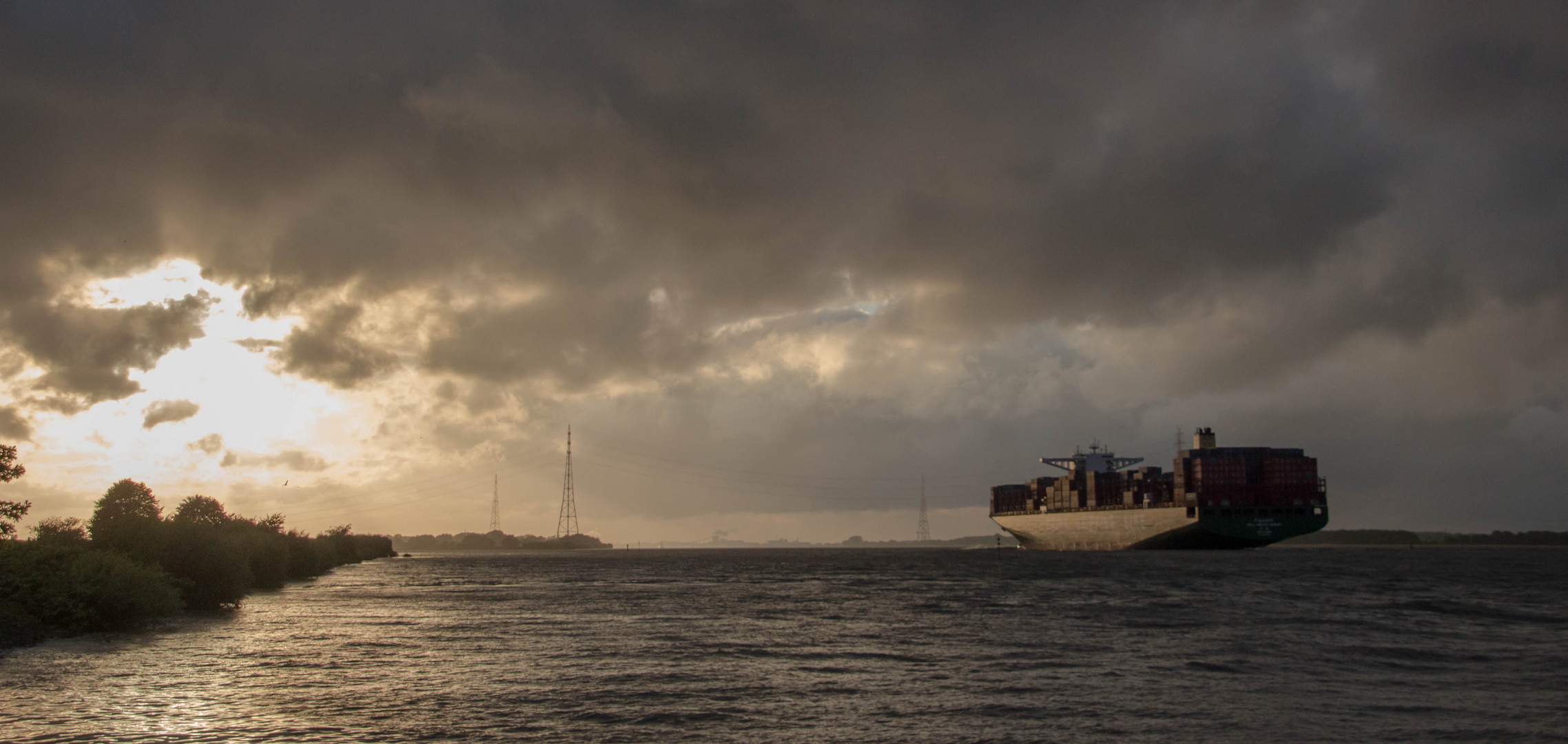 Die Elbe auf dem Weg durch das Alte Land