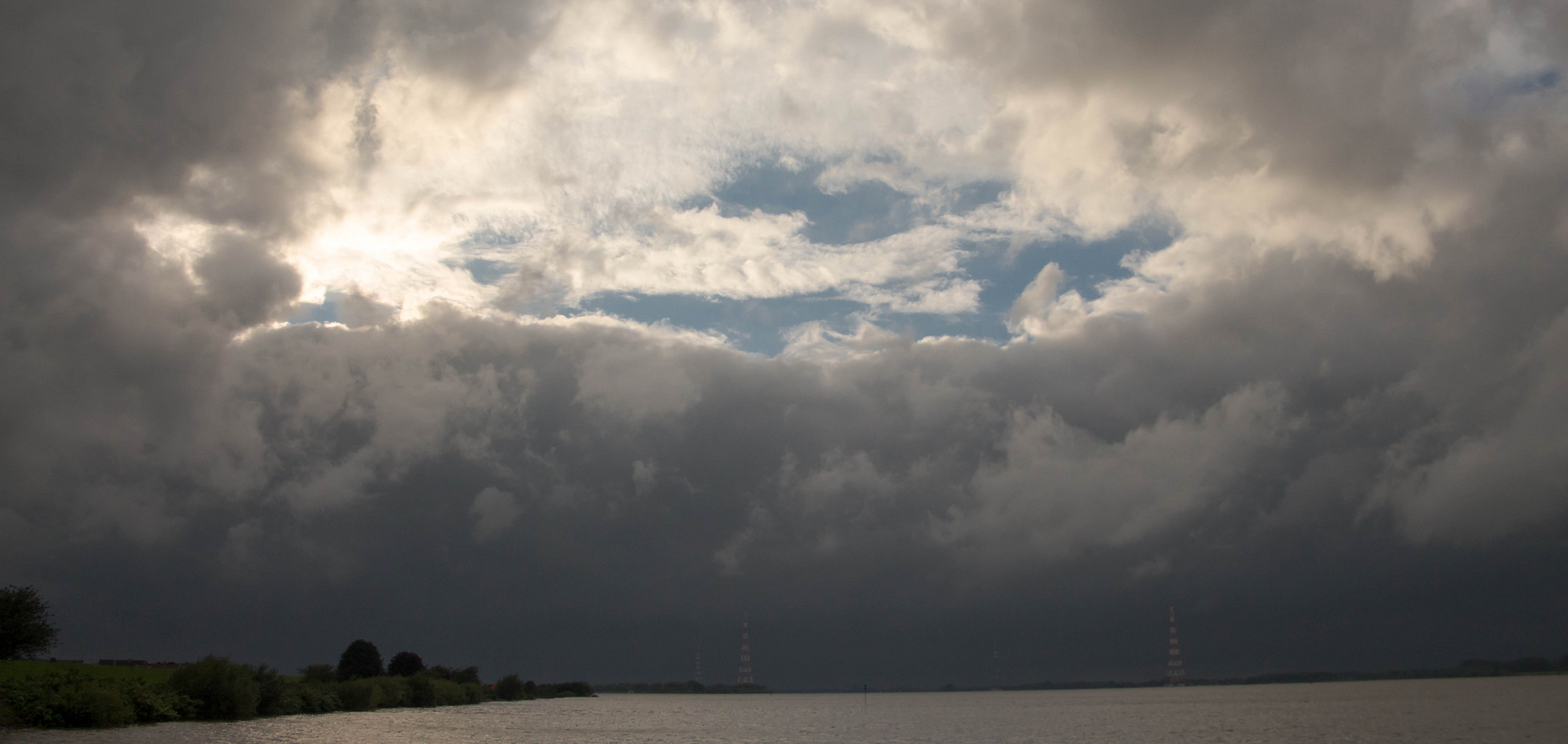 Die Elbe auf dem Weg durch das Alte Land