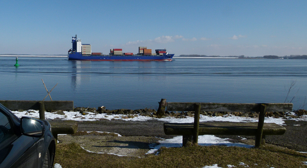 Die Elbe bei Hamburg fliesst so vor sich hin:-))))))