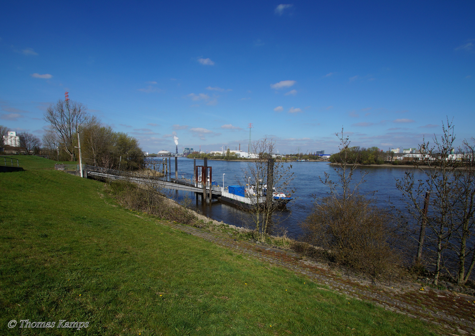 Die Elbe bei Hamburg-Harburg (Boote der Wasserschutzpolizei am Anleger)