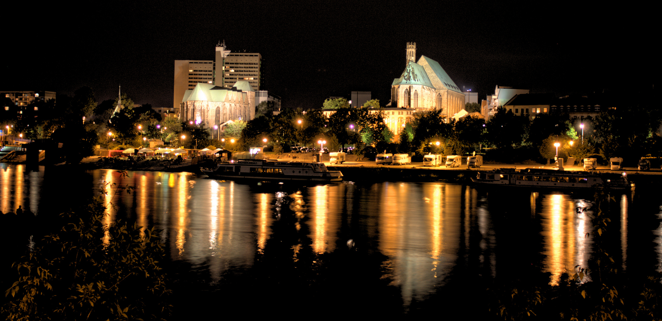 Die Elbe bei Nacht - Petrikirche, Wallonerkirche, Strandbar