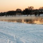 Die Elbe dampft im Winter