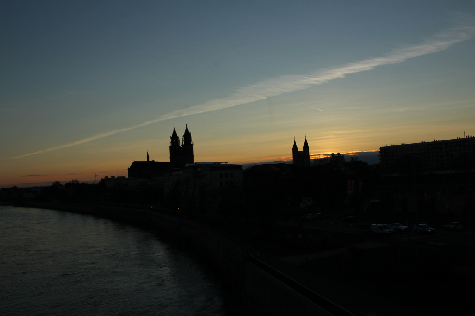 Die Elbe, der Dom, Kloster Liebe Frauen und die Grüne Zitadelle, Magdeburg im Abendrot