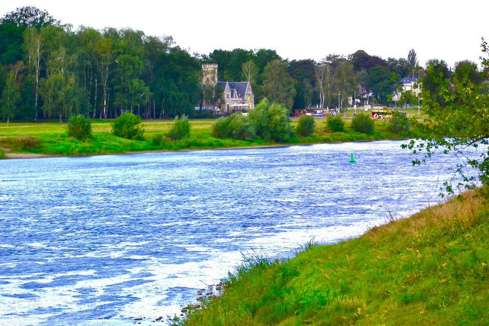 Die Elbe hinter Schloß Pillnitz, flussabwärts